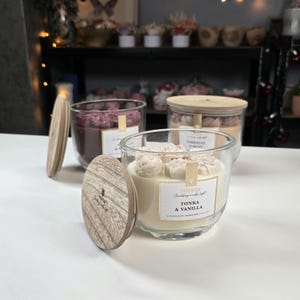 Handcrafted Scented Candles in Glass Jars with Wooden Lids, Featuring Delicate Summer Flower Designs – A Perfect Gift for Every Occasion
